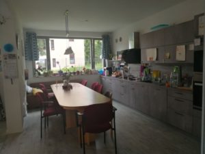 Die Wohnküche mit großem Tisch