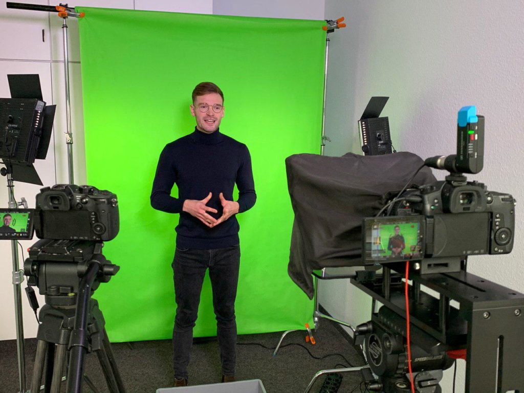 Sprecher vor Greenscreen