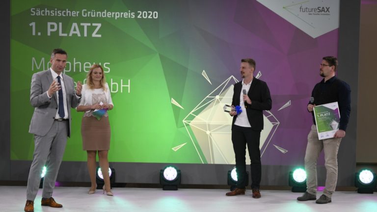 VERSO gratuliert den Gewinner:innen. Der sächsische Wirtschaftsminister Martin Dulig gratuliert des Gewinnern des Sächsischen Gründerpreises Morpheus Space. gratuliert