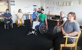 Im Gruppenraum werden gemeinsam Lerninhalte erarbeitet – ideenreich und anders. v. li. n.r: Clemens Ziegner, Mara Finke, Thomas Gasch, Pierre Zinke, Sophia Liebich, Belma Bilir Foto: Christine Jeglinsky