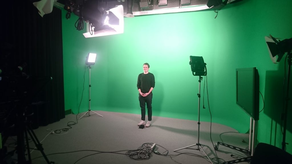 Gebärder vor Greenscreen.