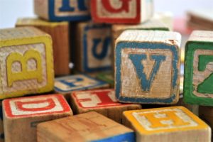 Holzbausteine mit Buchstaben