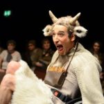 Pierre beim Theaterspielen im Schafskostüm