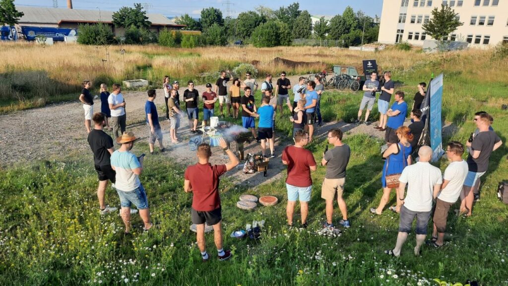 Viele Leute auf einer Wiese: Gründer und Gründerinnen stellen sich gegenseitig vor.