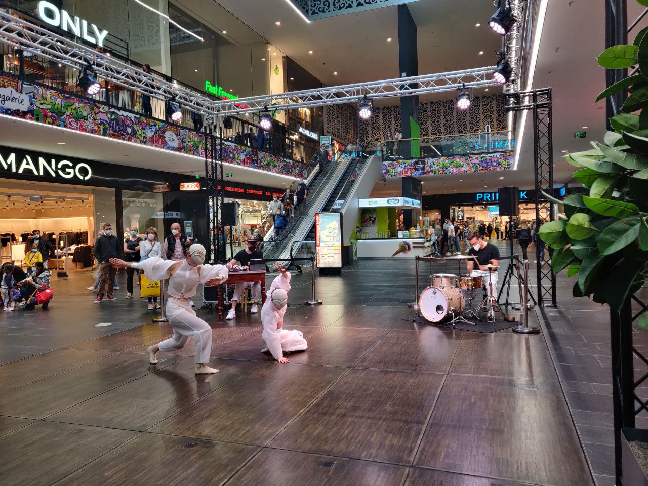 Szenen einer Tanzaufführung in der Centrum Galerie