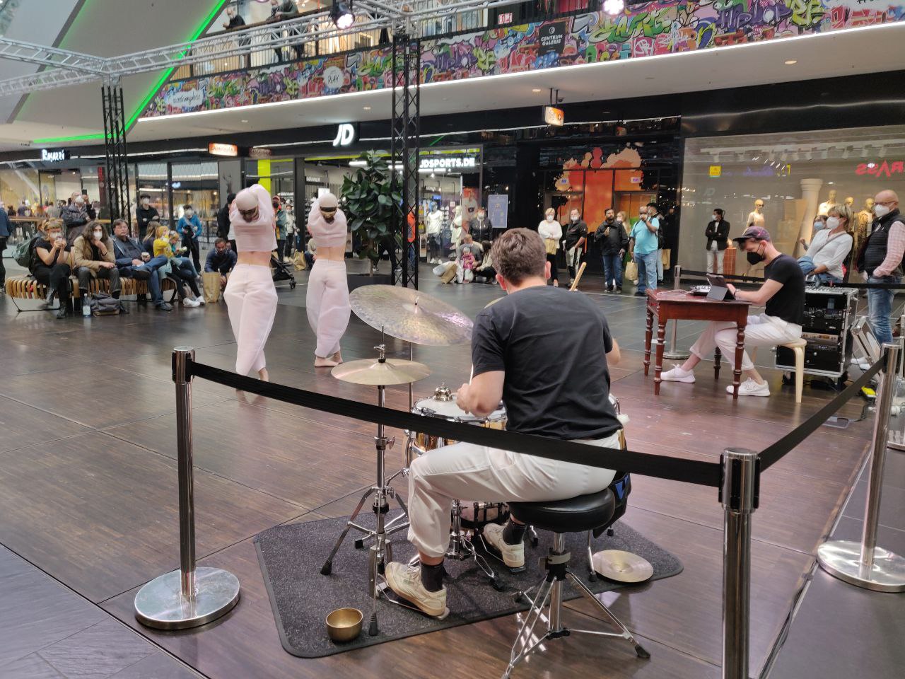 Szenen einer Tanzaufführung in der Centrum Galerie