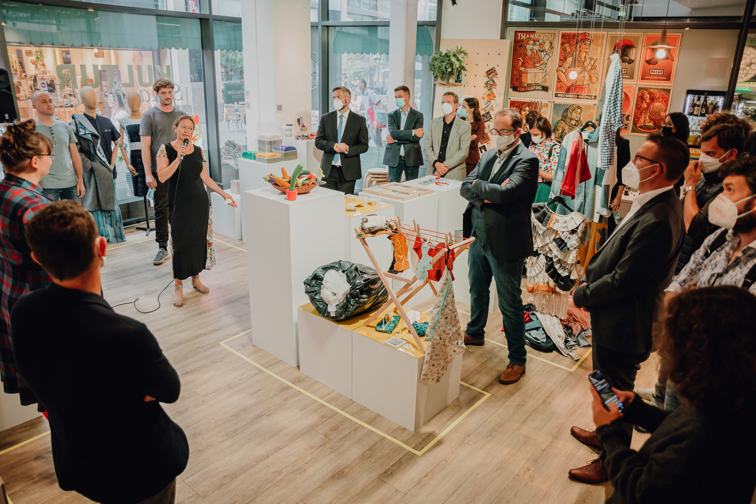 Moderatorin begrüßt eine Delegation aus Österreich und Staatsminister Martin Dulig beim Kulturschaufenster.