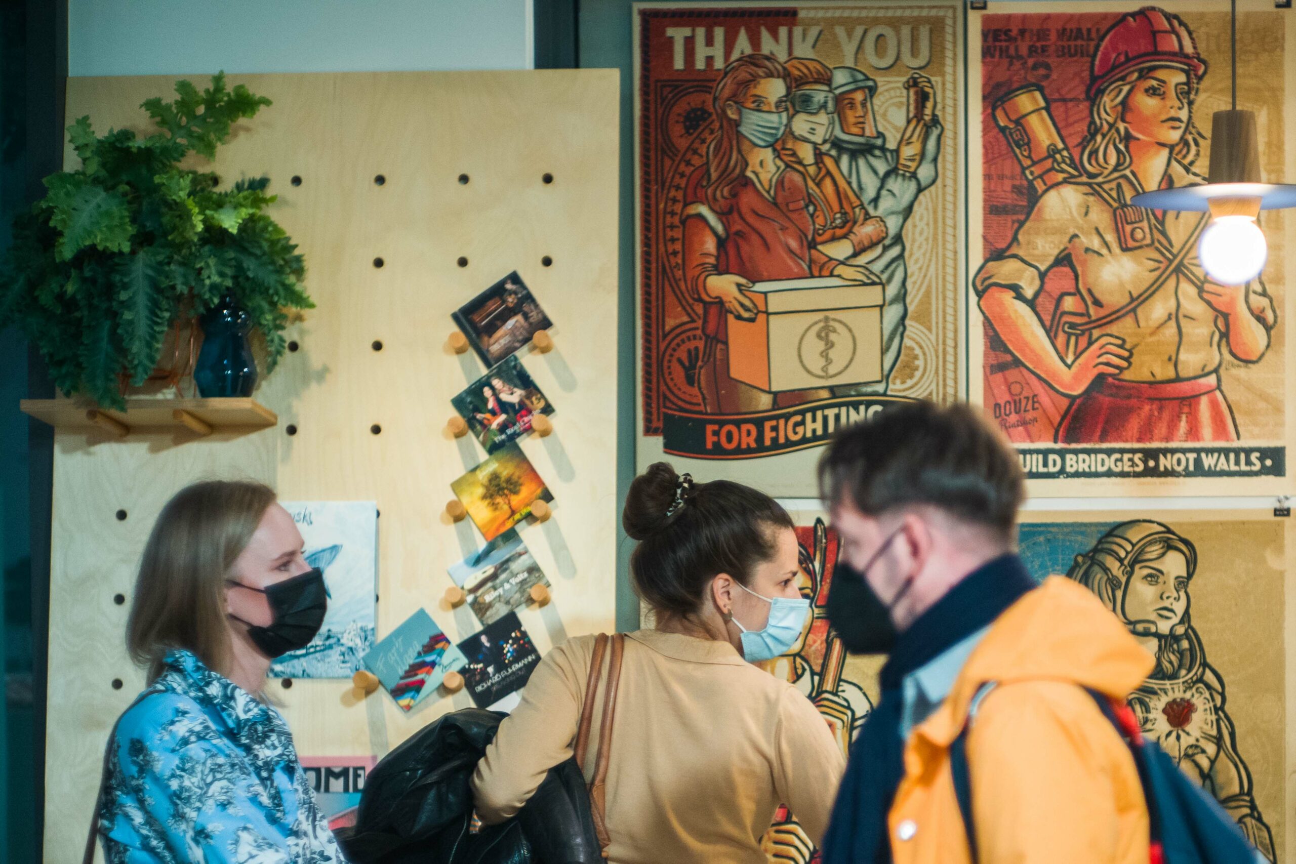 Drei Besucher:innen im Laden vom Kulturschaufenster.