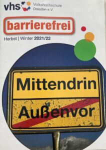 Titelseite der Broschüre "Volkshochschule barrierefrei"