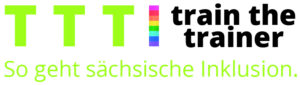 Logo: Drei große T, schmaler Balken in Regenbogenfarben, Schriftzug train the trainer. Darunter steht: So geht sächsische Inklusion.