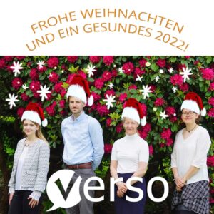 Christina, Jan, Juliane und Liane mit Weihnachtsmützen, über dem Foto der Schriftzug Frohe Weihnachten und ein gesundes 2022