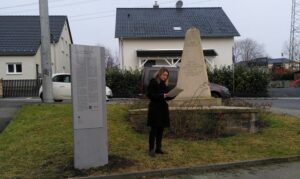 Kulturbürgermeisterin Annekatrin Klepsch zwischen dem Obelisken und der Gedenkstele mit Text