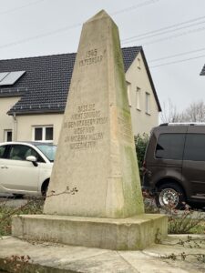 Gedenkobelisk Nickern von vorn