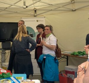 Am Stand des Freistaates Sachsen treffen sich Herr Welsch und Frau Scharf.