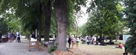 Menschen im grünen Pfarrgarten der Gemeinde St. Paulus