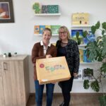 2 Frauen halten den Kurskoffer