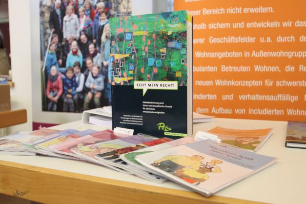 Verschiedene Broschüren auf einem Tisch