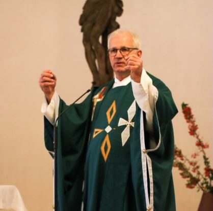 Dompfarrer Büchner im grünen Talar
