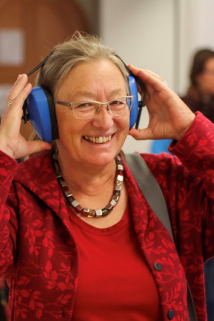 Frau mit blauen Kopfhörern