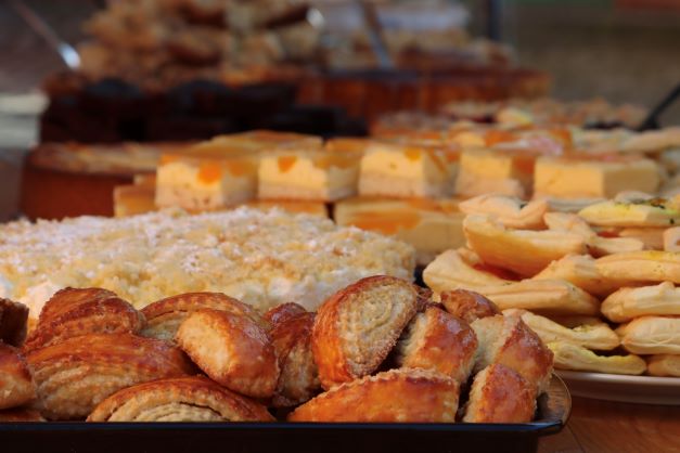 Verschiedene Kuchen und Snacks auf einem Büffet