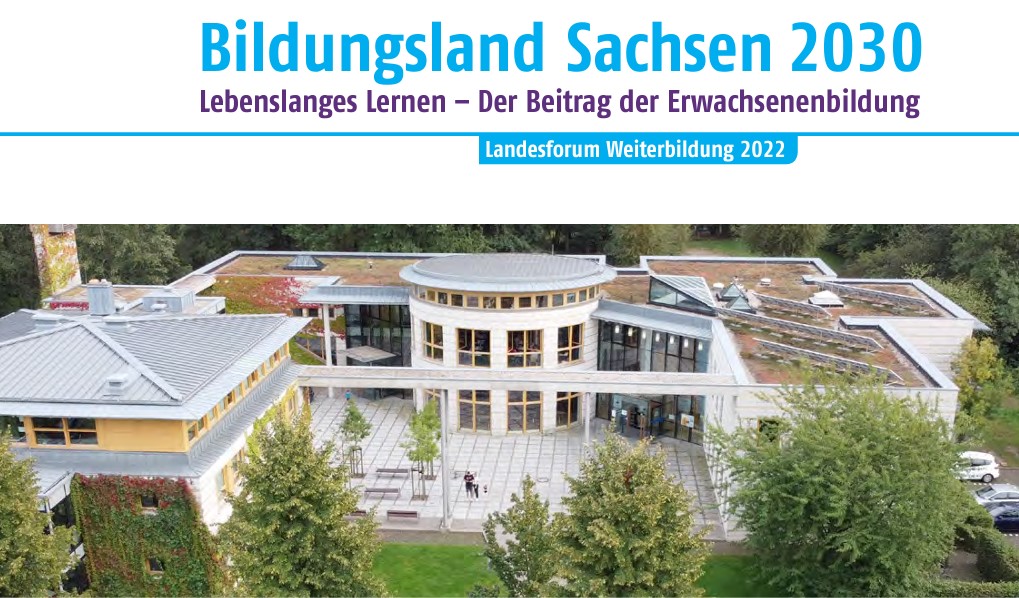 Luftaufnahme des Gebäudes der Diakademie in Moritzburg, darüber: Bildungsland Sachsen, Lebenslanges Lernen - Der Beitrag der Erwachsenenbildung, Landesforum Weiterbildung 2022.