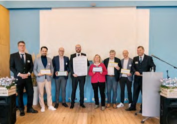 Die Mitglieder der Landesarbeitsgemeinschaft mit Staatsminister Piwarz in der Mitte auf der Bühne.