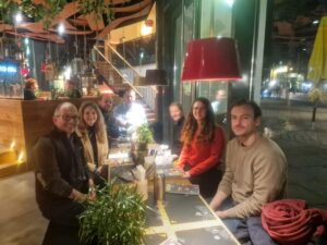 7 Personen an einem langen Tisch im Restaurant Peter Pane.
