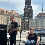 Bassist Konrad neben der Sängerin Ines