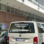 Weißer VW-Bus des Autohauses Pirna