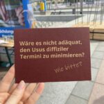 Werbepostkarte von Verso mit dem Spruch "Wäre es nicht adäquat, den Usus diffiziler Termini zu minimieren?"