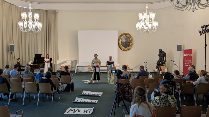 Die Künstler des Theater Thikwa in Kostümen