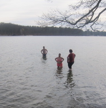 3 Personen im Wasser