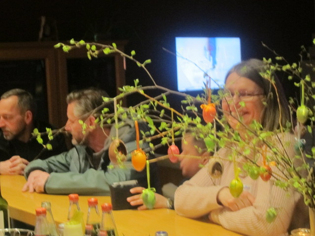 3 Personen an der Hotelbar