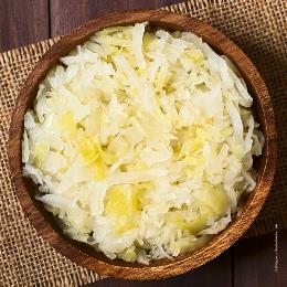 Holzschüssel voller Sauerkraut von oben