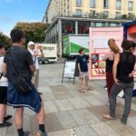 Gruppe von Personen an der Container-Ausstellung