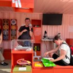 2 Personen in der Container-Ausstellung