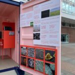 Wandtexte und Bilder an einer Containertür