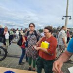 viele Menschen vor unserem Tisch und auf der Brücke