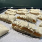 Gefüllte Blätterteigrollen vor dem Backen auf einem Blech