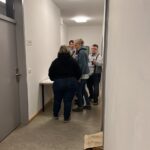 4 Personen in einem Flur vor dem Seminarraum