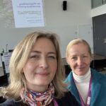 Links verena mit buntem Schal, rechts Juliane mit weißem Rollkragen