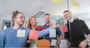 4 Personen in einem Schulungsraum 