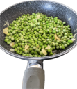 Erbsen und Knoblauch in einer Pfanne