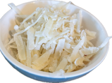 Schüssel mit geriebenem Parmesan