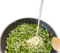 Sahne wird in die Pfanne gegossen