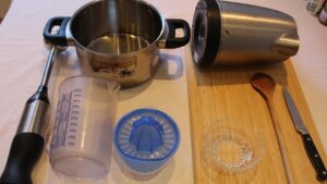 Topf, Messbecher und weitere Kochuntensilien